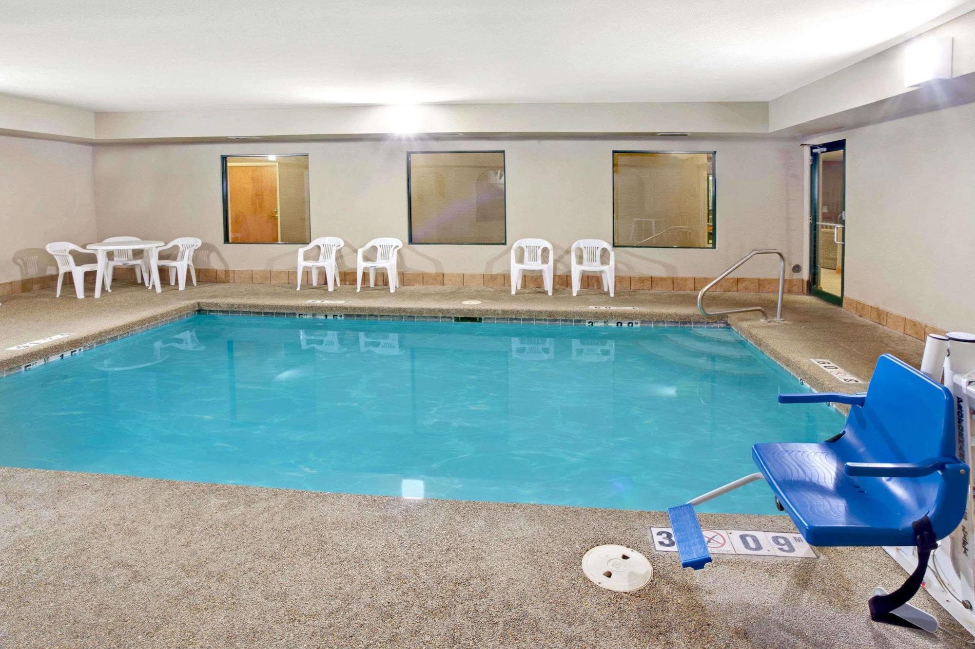 Super 8 By Wyndham South Bend Motel Exterior photo